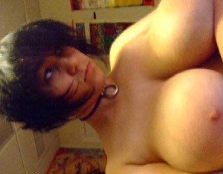 Emo com peitões nudes e fotos eróticas